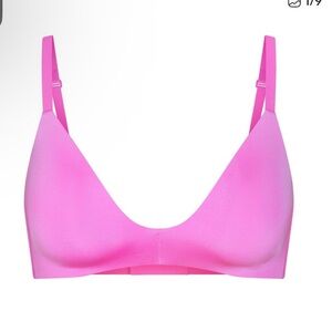 SKIMS WIRELESS FORM
T-SHIRT BRA. NEON ORCHID 36C